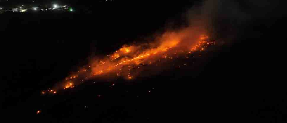 Bomberos controlan fuerte incendio de cañal entre Apopa y Nejapa