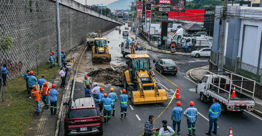 Acción inmediata: personal de ANDA atiende de manera oportuna fuga de agua en Los Próceres