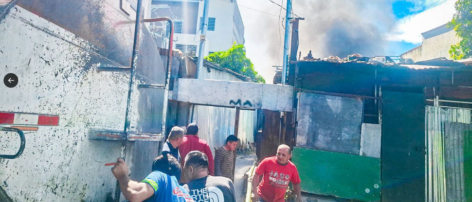 Bomberos sofocan la furia del fuego en vivienda ubicada en barrio San Esteban