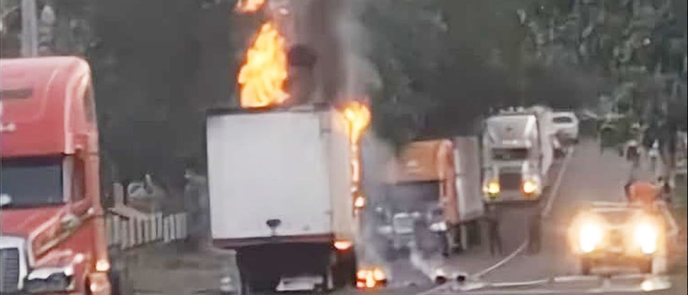 Camión se prende en llamas en La Unión