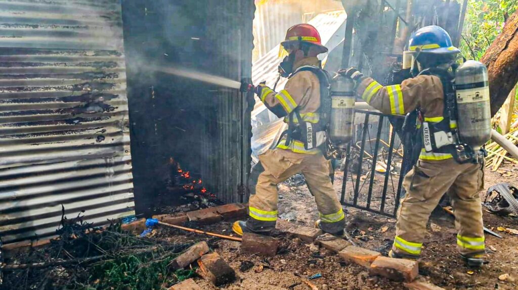 Incendio consume vivienda de lámina y madera en Santiago Nonualco