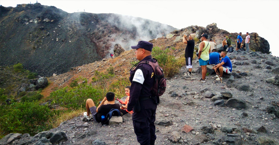 Turistas nacionales e internacionales visitan volcán Izalco bajo un clima de total seguridad