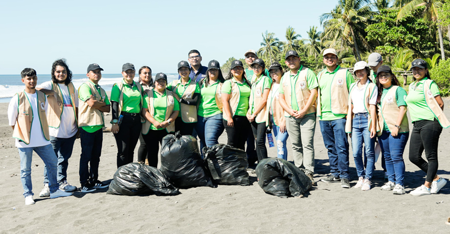 Realizan jornada de limpieza en playa Barra Ciega, Sonsonate como parte de la Misión Océano