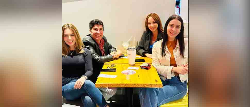 Julio Yúdice se reencuentra con sus excompañeras de Domingo para Todos y lo llaman estrella de cine
