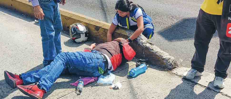 Motociclista de 64 años resultó lesionado de la cabeza tras accidentarse
