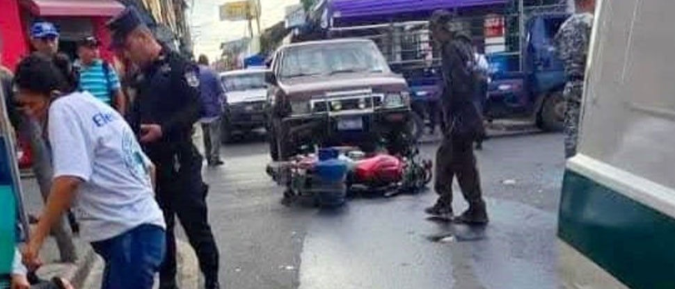 Motociclista termina en el hospital tras chocar contra un pick up en Ilobasco