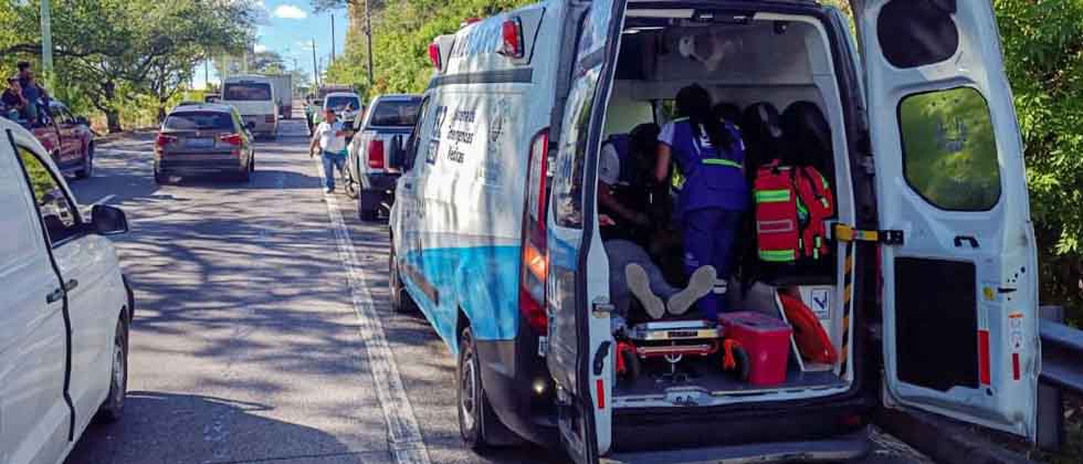 Al menos dos personas lesionadas tras fuerte accidente en la autopista a Comalapa
