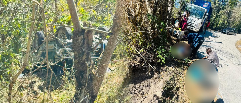 Reportan tres personas lesionadas tras volcar vehículo en Chalatenango