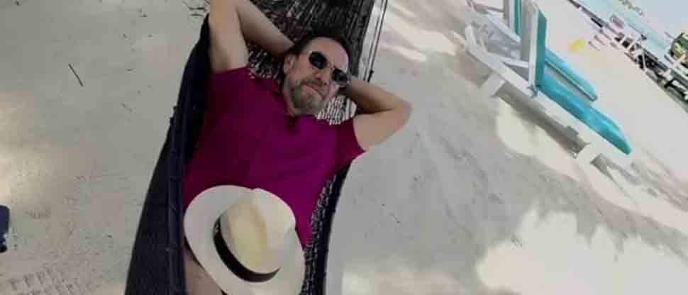 El Buki se relajó en la playa para cantar con todo en El Salvador