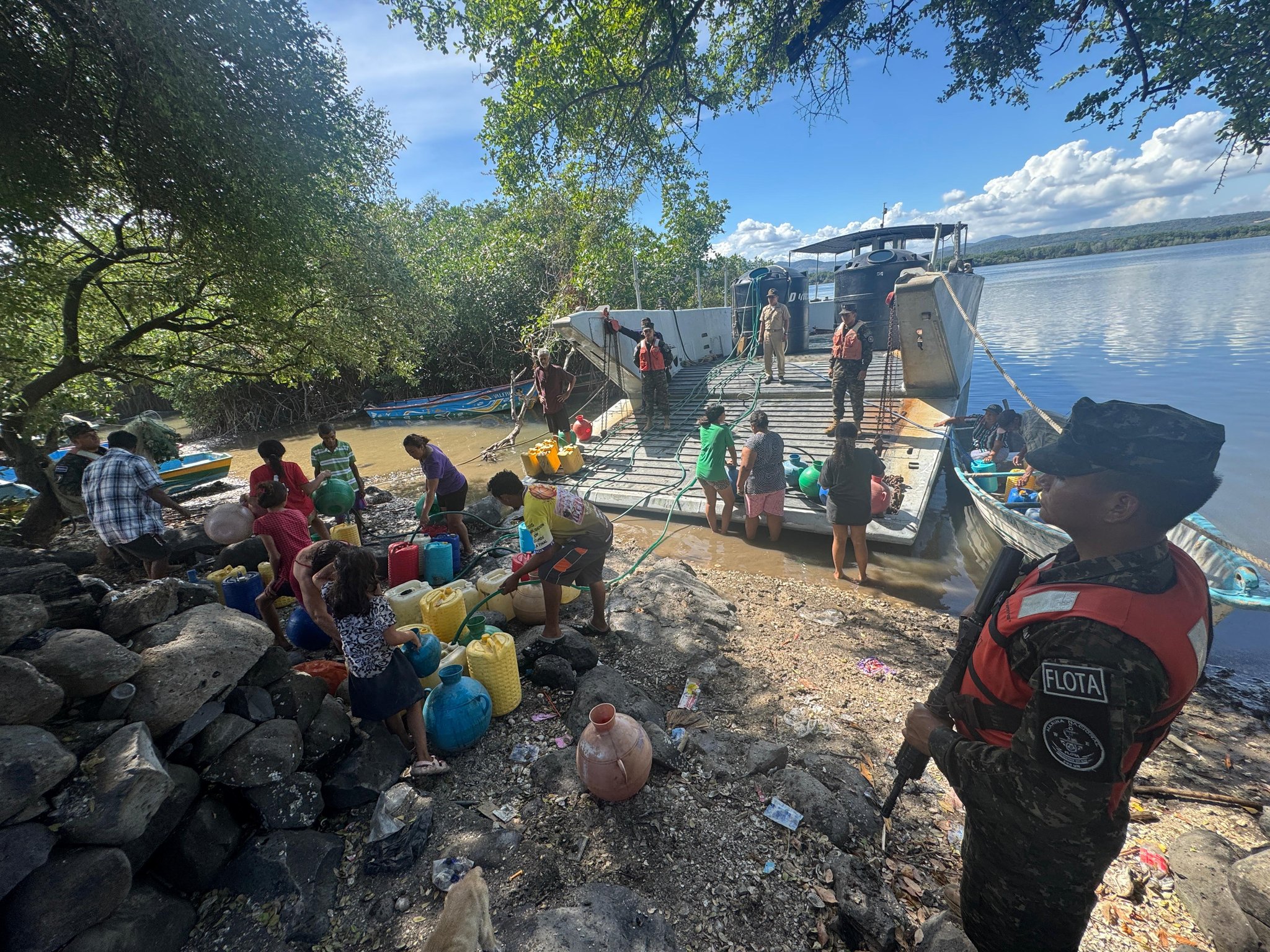 Elementos militares llevan más de 2 mil galones de agua a familias de Isla Perico