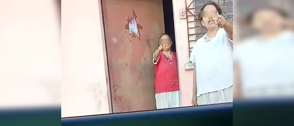 Conductor se estaciona en la calle y dueñas de vivienda aseguran que el espacio les pertenece
