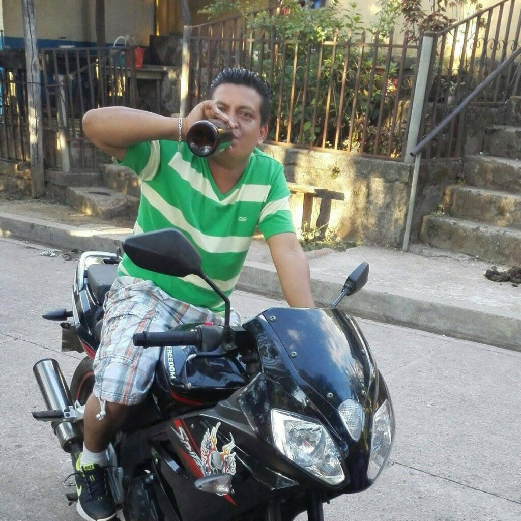 Insólito: Ebrio se «mofa» de los controles antidoping mientras maneja bebiendo cerveza