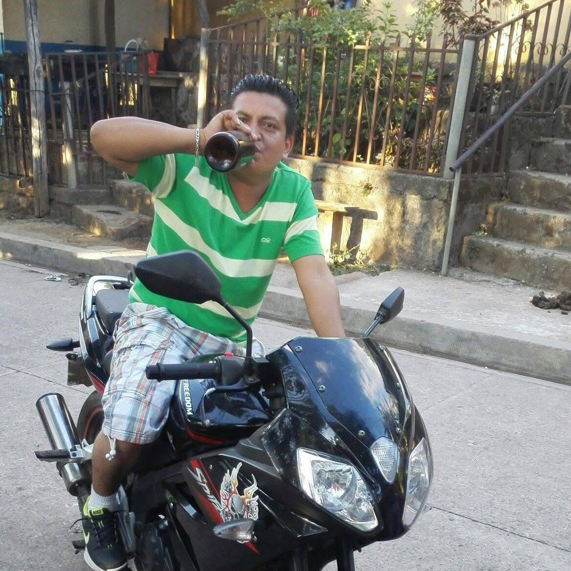 Insólito: Ebrio se «mofa» de los controles antidoping mientras maneja bebiendo cerveza