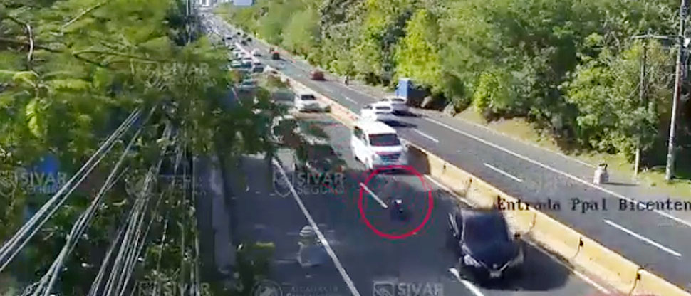 Motociclista a excesiva velocidad y entre carriles choca contra vehículo en avenida Jerusalén