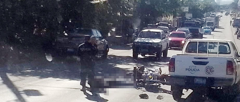 Motociclista queda tendido sobre el pavimento tras accidentarse en carretera Troncal del Norte