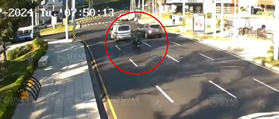 Conductor realiza maniobra imprudente y termina chocando contra un motociclista
