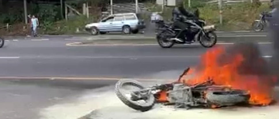 Motociclista resulta con quemaduras tras incendiarse su motocicleta en Sonsonate