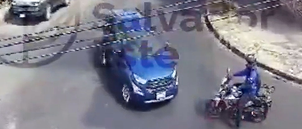 Por ir distraído, conductor choca contra un motociclista en Soyapango