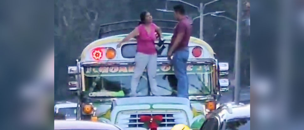 Pareja protagoniza pelea sobre el capó de un bus por una supuesta infidelidad