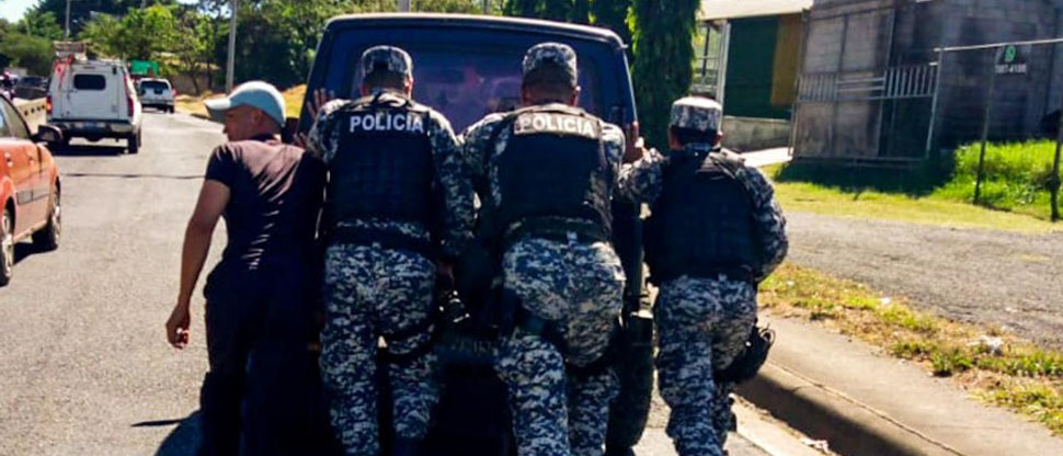 Equipos de fuerzas especiales de la PNC se vuelven viral al ayudar a un ciudadano a empujar su carro