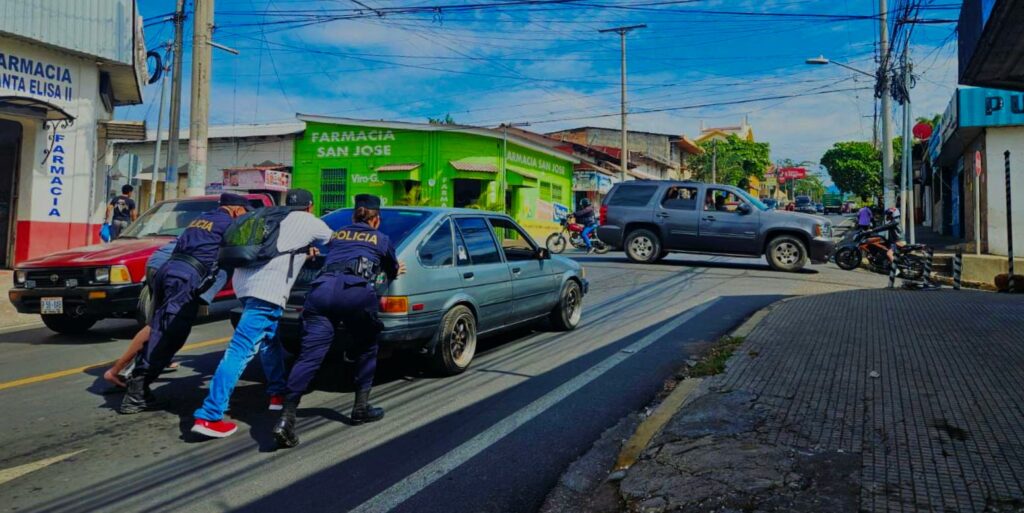 Servir y Proteger, ante todo: agentes empatizan con conductor que tuvo inconvenientes con su vehículo