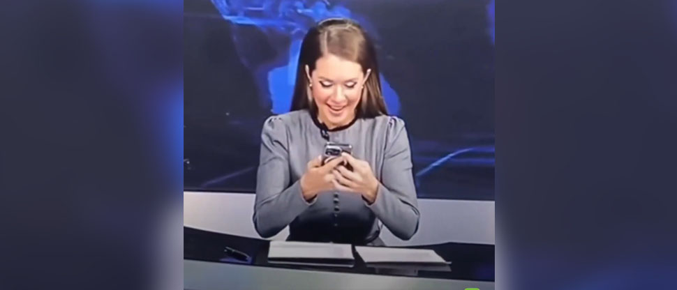 RUSIA: Presentadora se distrae viendo memes y se olvida que está en vivo, su reacción es de ataque