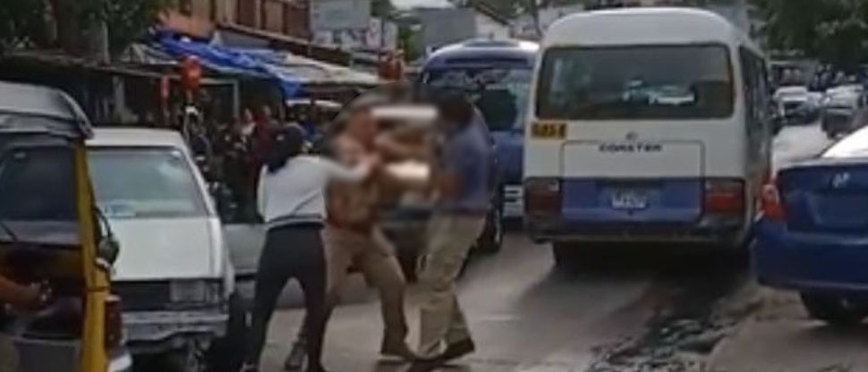Captan momento cuando conductores se van a los puños en plena vía pública