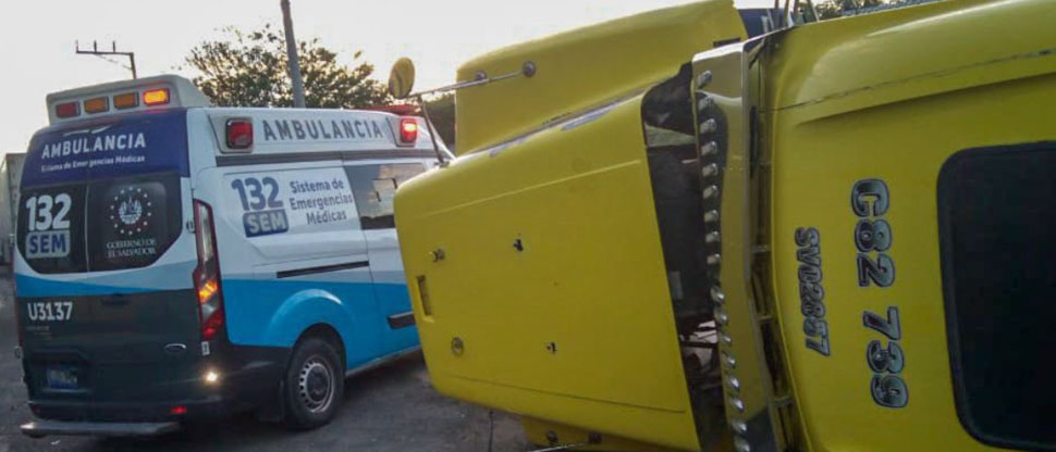 Reportan rastra volcada en carretera de Oro