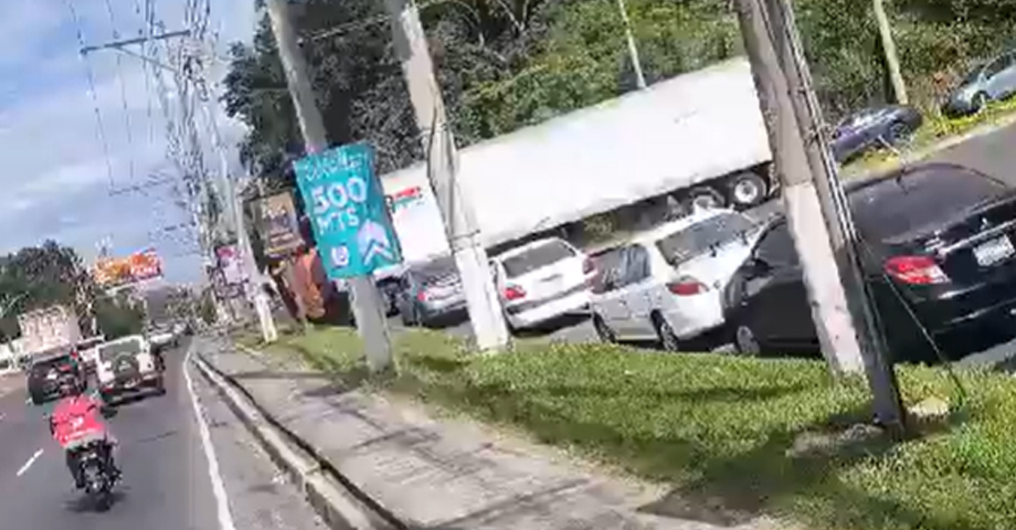 Conductor de rastra pierde el control y se accidente en Antiguo Cuscatlán