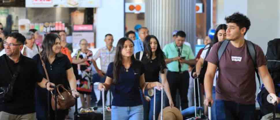  Salvadoreños en el exterior siguen llegando al país para disfrutar de las fiestas