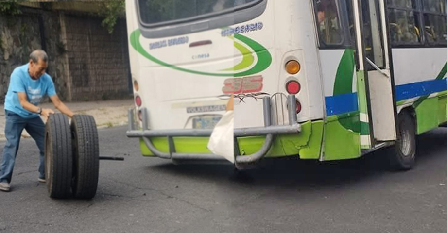 Microbús pierde llantas traseras y provoca caos vehicular en San Salvador