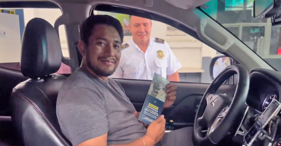 Turistas internacionales reciben información oportuna sobre las recientes reformas a la ley de transporte