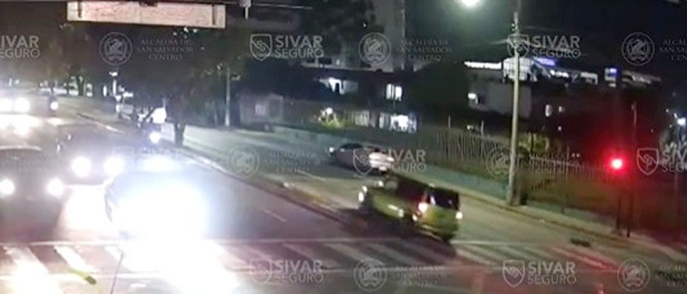 Captan momento cuando vehículo choca contra el arriate en alameda Juan Pablo II