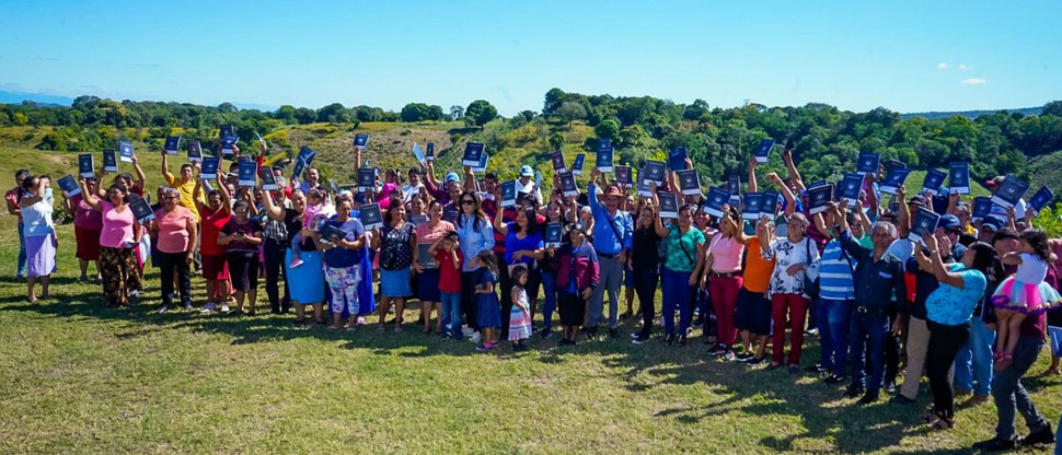 Gobierno entrega 106 títulos de propiedad a familias de Coatepeque, Santa Ana