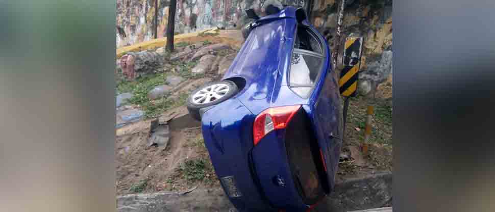 Peatón fallece cuando conductor pierde el control de su automóvil y terminó volcado