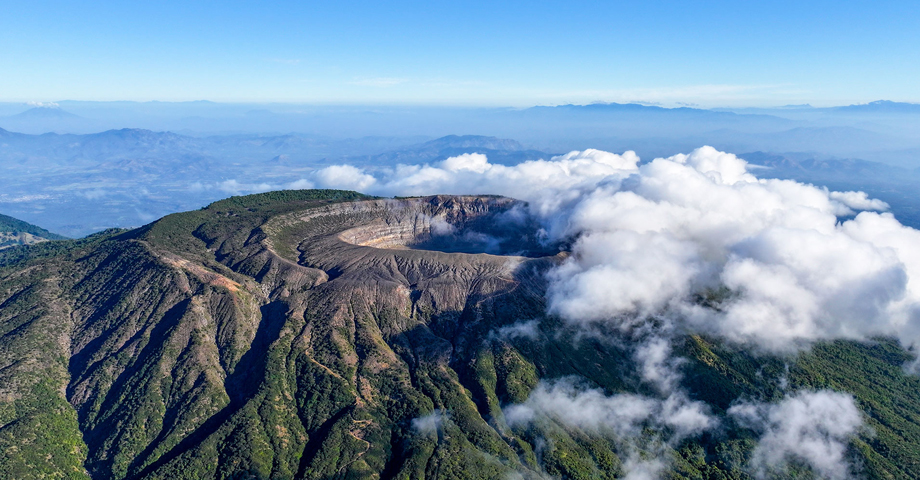 Restringen ascenso al cráter del volcán Ilamatepec por fuertes vientos