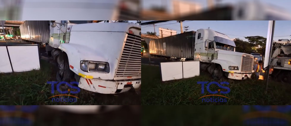 Tráiler se accidenta sobre la incorporación al bulevar Santa Elena