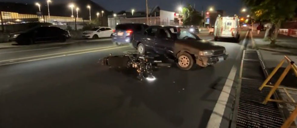 Sujeto provoca fuerte accidente tras cruzar la doble línea amarilla en San Salvador