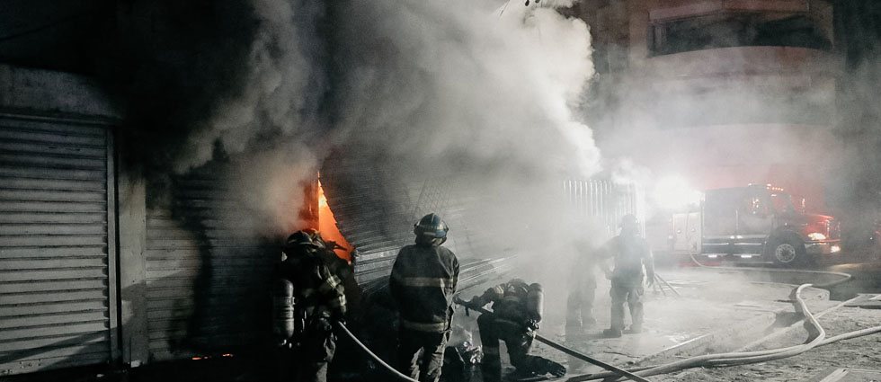 Bomberos sofocan incendio en comercio de ropa en el centro de San Salvador