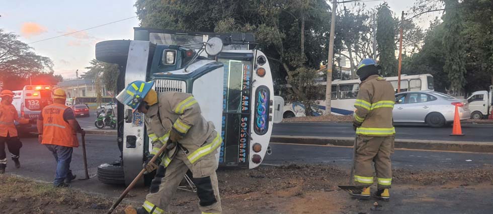 Reportan varios lesionados tras vuelco de un autobús del transporte colectivo en Santa Ana