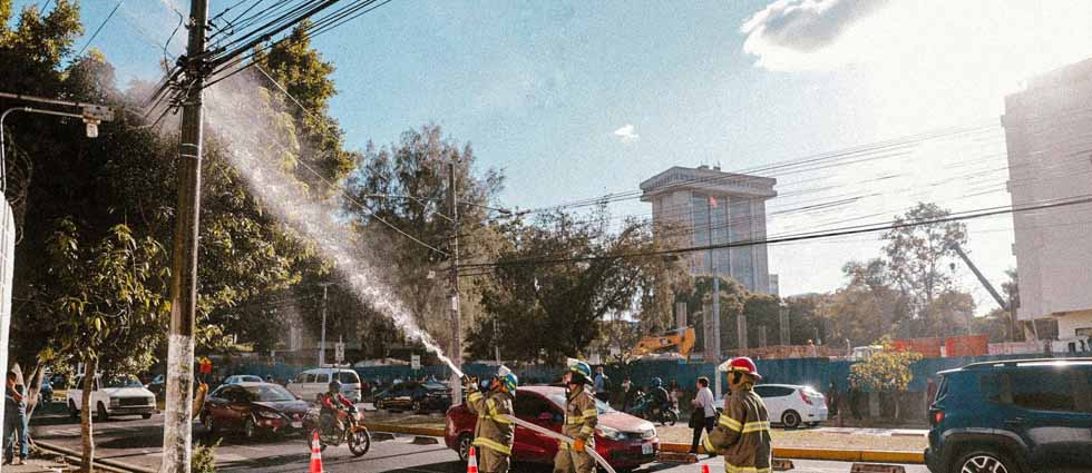Sofocan incendio en cableado eléctrico sobre transitada zona de San Salvador