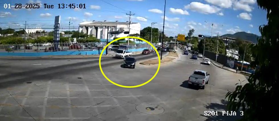 Captan a un automovilista que pudo ocasionar un accidente con un giro indebido en la Juan Pablo II