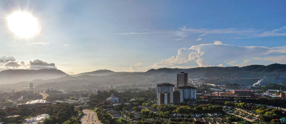 Calor abrasador azotó a El Salvador este jueves con temperaturas arriba de los 39 grados