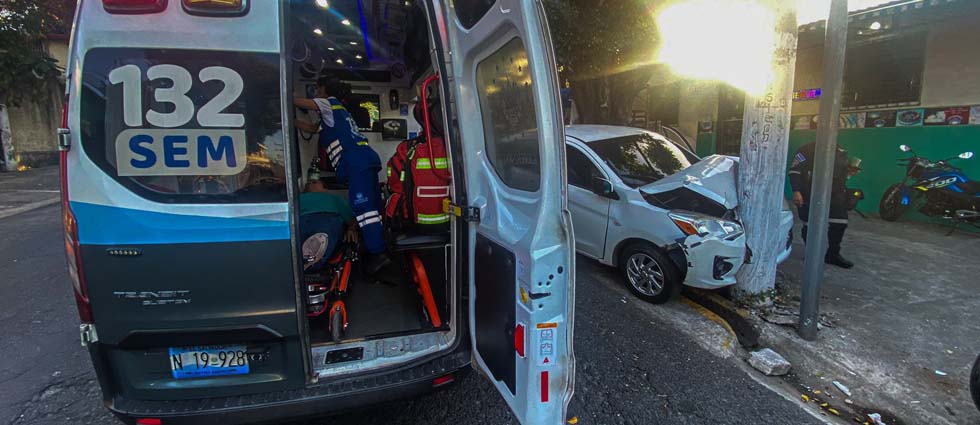 Automovilista de la tercera edad colisiona contra un poste en Soyapango
