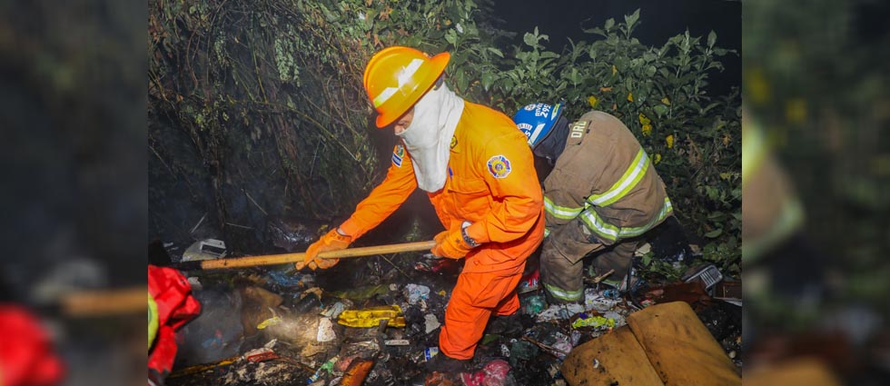 Sofocan incendio en predio utilizado para arrojar desechos en Cuscatancingo