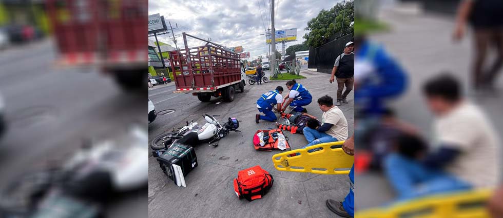 Conductor acaba con posibles fracturas tras fuerte siniestro vial en San Miguel