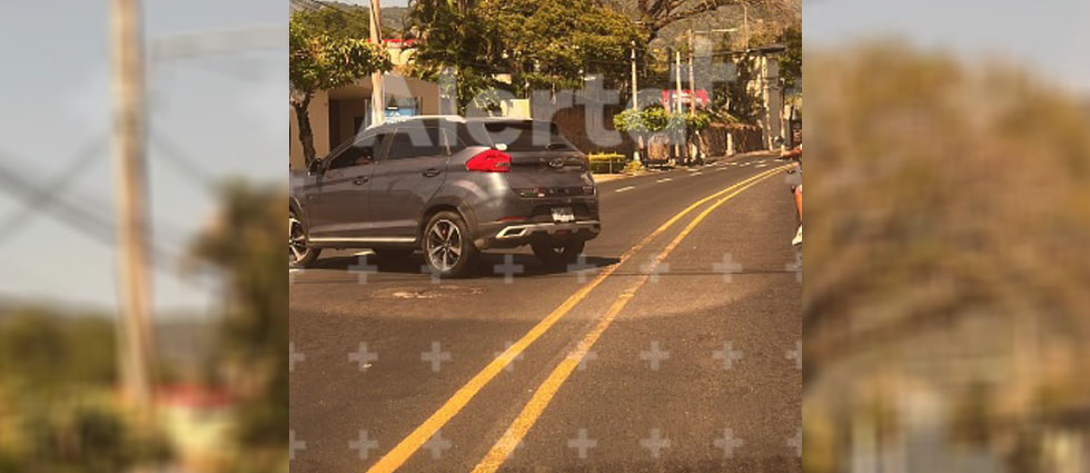Sancionan a conductor por cruzar una doble línea amarilla en San Salvador
