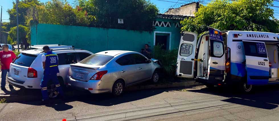 Adulta mayor bajaba de su auto cuando fue impactado por otro automovilista