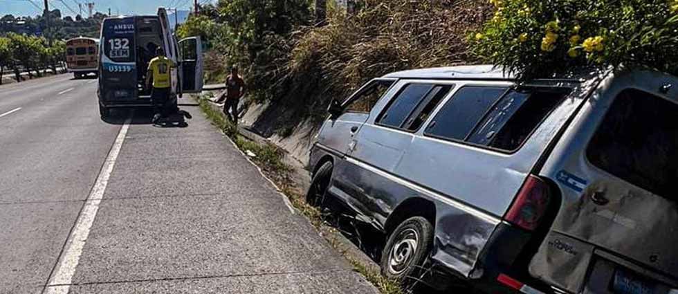 Joven resulta con una lesión en la cabeza tras fuerte accidente en la carretera de Oro
