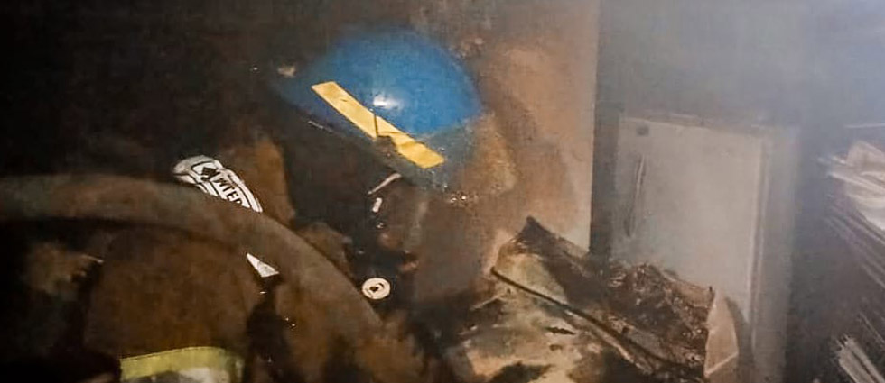 Bomberos intervienen a tiempo y controlan conato de incendio en un taller en Ilopango